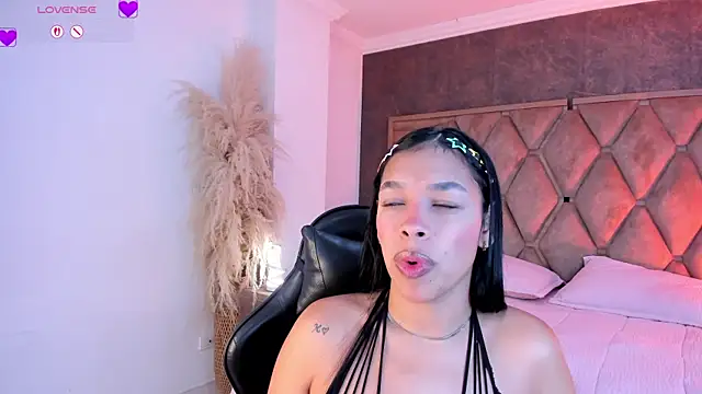 Snapshot of ThaliaHall_1 chatting on June 10, 11:55 am ThaliaHall 1 online show from June 10, 11:55 am