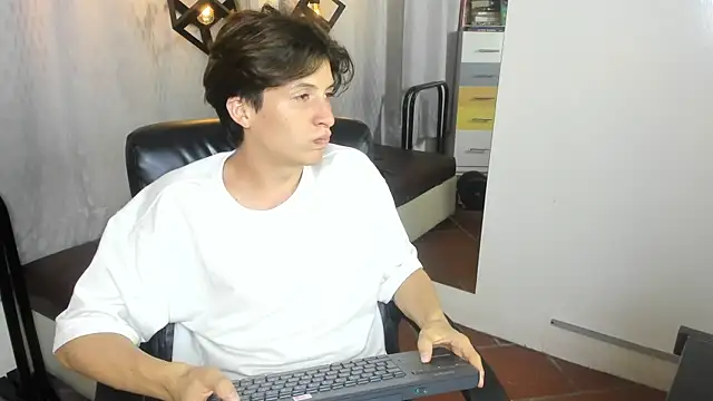 Snapshot of Marcoviolet chatting on July 2, 8:15 pm Marcoviolet online show from July 2, 8:15 pm