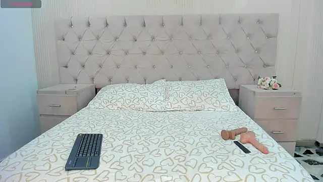 Snapshot of LizzyBrooks1 chatting on July 14, 4:39 am LizzyBrooks1 online show from July 14, 4:39 am