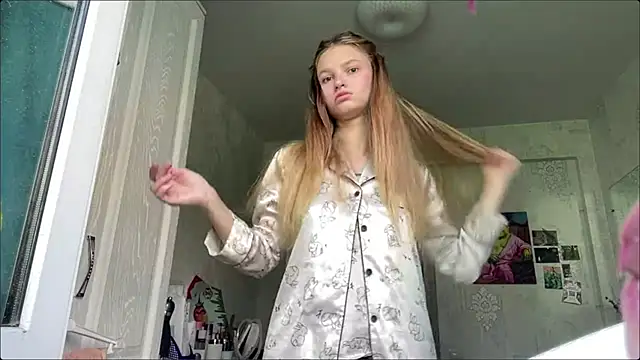 Snapshot of HeIen_cute chatting on July 7, 6:47 am HeIen cute online show from July 7, 6:47 am
