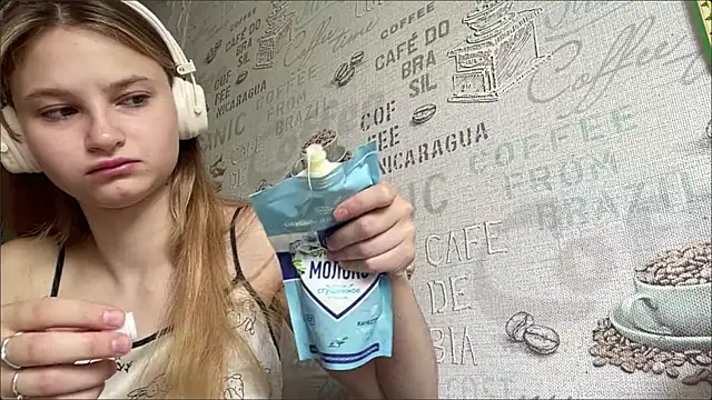 Snapshot of HeIen_cute chatting on July 8, 5:52 am HeIen cute online show from July 8, 5:52 am