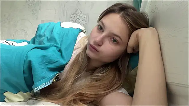 Snapshot of HeIen_cute chatting on July 5, 4:19 am HeIen cute online show from July 5, 4:19 am