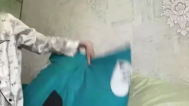 Snapshot of HeIen_cute chatting on June 14, 2:24 am HeIen cute online show from June 14, 2:24 am