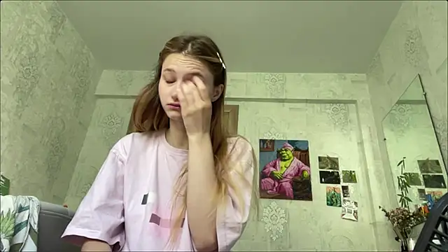 Snapshot of HeIen_cute chatting on July 9, 5:19 am HeIen cute online show from July 9, 5:19 am