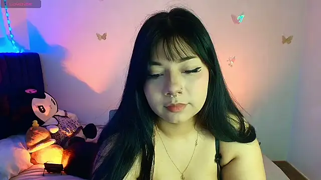 Snapshot of sophierussel chatting on June 18, 4:22 am sophierussel online show from June 18, 4:22 am
