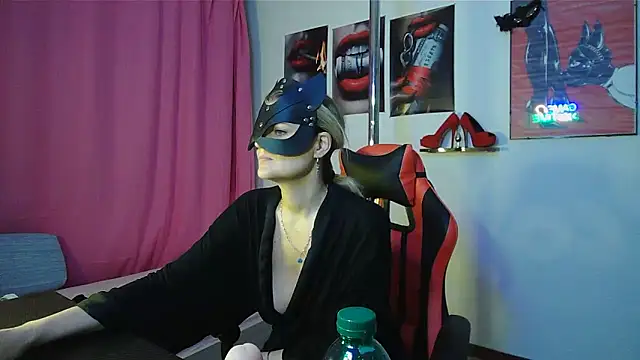 Snapshot of LolaSelvaggia chatting on June 9, 10:22 pm LolaSelvaggia online show from June 9, 10:22 pm