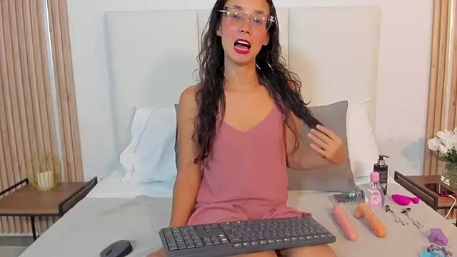 isabellaaasmith online show from July 13, 3:17 am