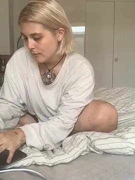Snapshot of Ella_Bloom chatting on June 19, 10:10 am Ella Bloom online show from June 19, 10:10 am