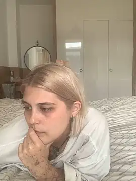 Snapshot of Ella_Bloom chatting on June 17, 11:09 am Ella Bloom online show from June 17, 11:09 am