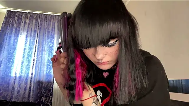 Snapshot of HolyCute chatting on May 31, 12:33 pm HolyCute online show from May 31, 12:33 pm