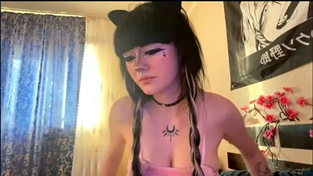 Snapshot of HolyCute chatting on July 16, 4:26 pm HolyCute online show from July 16, 4:26 pm