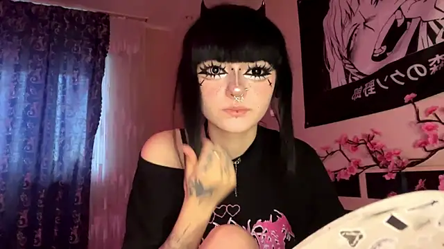 Snapshot of HolyCute chatting on July 10, 5:24 pm HolyCute online show from July 10, 5:24 pm