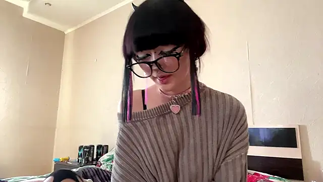 Snapshot of HolyCute chatting on June 4, 2:33 pm HolyCute online show from June 4, 2:33 pm