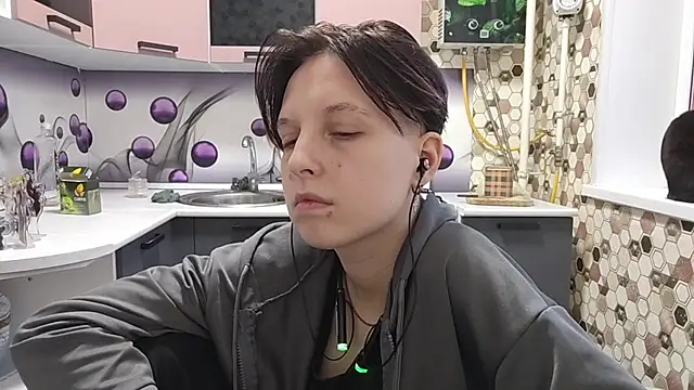 Snapshot of Saranade chatting on June 6, 5:07 pm Saranade online show from June 6, 5:07 pm