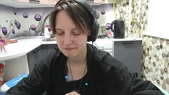 Snapshot of Saranade chatting on June 19, 5:41 pm Saranade online show from June 19, 5:41 pm