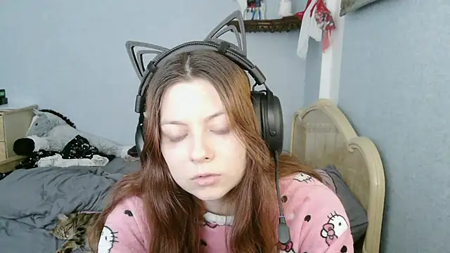 Snapshot of AlessiaViolet chatting on June 6, 10:42 am AlessiaViolet online show from June 6, 10:42 am