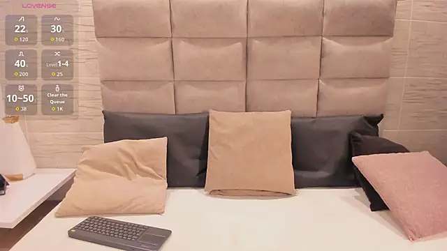 Snapshot of EllieAdeline chatting on June 18, 4:00 am EllieAdeline online show from June 18, 4:00 am