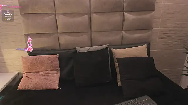 Snapshot of EllieAdeline chatting on July 1, 4:02 am EllieAdeline online show from July 1, 4:02 am