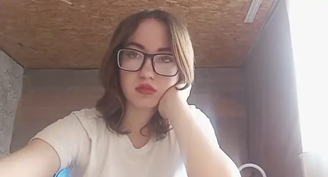 Snapshot of OliviaMoment chatting on June 1, 9:42 am OliviaMoment online show from June 1, 9:42 am