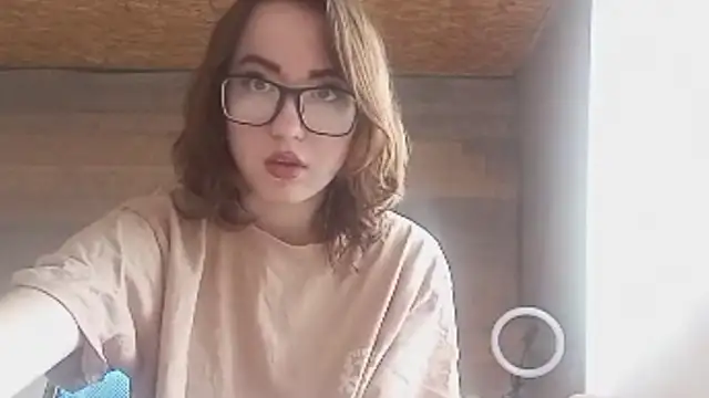 Snapshot of OliviaMoment chatting on June 14, 9:10 am OliviaMoment online show from June 14, 9:10 am