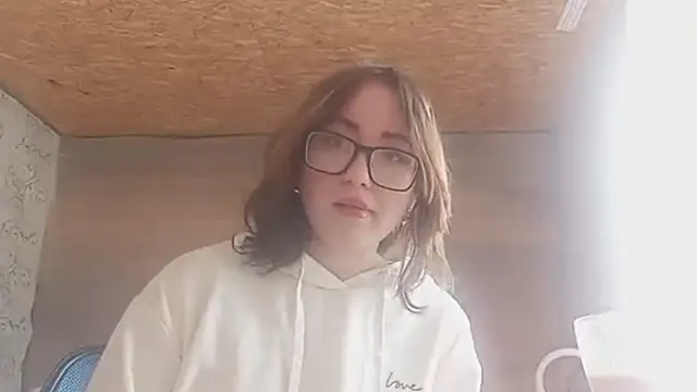 Snapshot of OliviaMoment chatting on June 11, 9:17 am OliviaMoment online show from June 11, 9:17 am