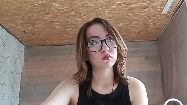 Snapshot of OliviaMoment chatting on July 3, 8:21 am OliviaMoment online show from July 3, 8:21 am