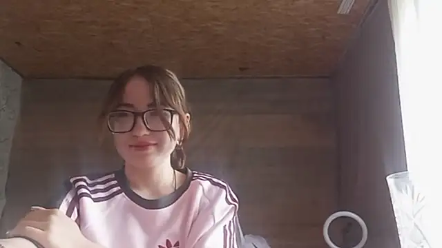 Snapshot of OliviaMoment chatting on June 19, 8:20 am OliviaMoment online show from June 19, 8:20 am