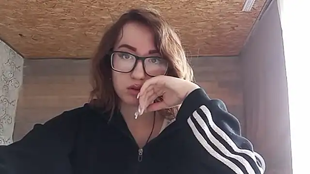 Snapshot of OliviaMoment chatting on June 18, 8:13 am OliviaMoment online show from June 18, 8:13 am