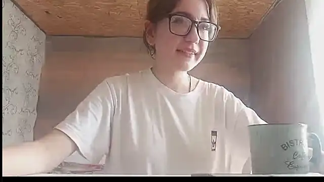 Snapshot of OliviaMoment chatting on July 6, 8:21 am OliviaMoment online show from July 6, 8:21 am