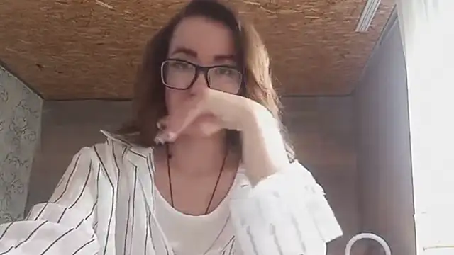 Snapshot of OliviaMoment chatting on June 15, 8:25 am OliviaMoment online show from June 15, 8:25 am