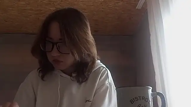 Snapshot of OliviaMoment chatting on June 4, 9:58 am OliviaMoment online show from June 4, 9:58 am