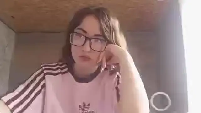 Snapshot of OliviaMoment chatting on June 22, 8:22 am OliviaMoment online show from June 22, 8:22 am