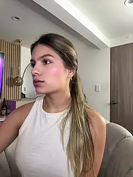 Snapshot of emilyvex chatting on June 16, 2:33 am emilyvex online show from June 16, 2:33 am