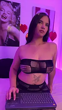 Snapshot of Lara_petit chatting on June 14, 6:31 pm Lara petit online show from June 14, 6:31 pm
