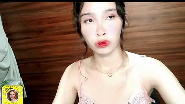 Snapshot of heartx_ chatting on June 4, 10:09 am heartx online show from June 4, 10:09 am