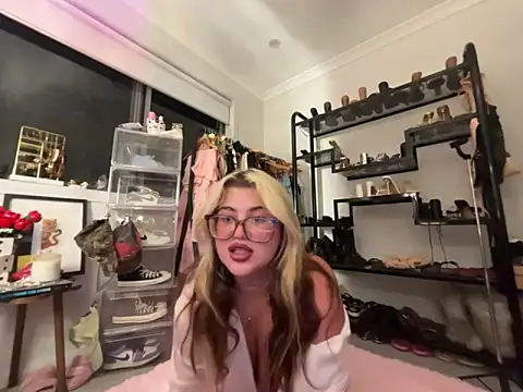 Snapshot of luckygigi chatting on June 1, 1:22 pm luckygigi online show from June 1, 1:22 pm
