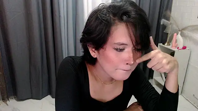 Snapshot of seira_madre12 chatting on July 2, 12:11 pm seira madre12 online show from July 2, 12:11 pm