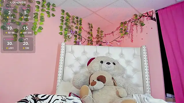 Snapshot of valentinee_xo chatting on July 10, 6:24 am valentinee xo online show from July 10, 6:24 am