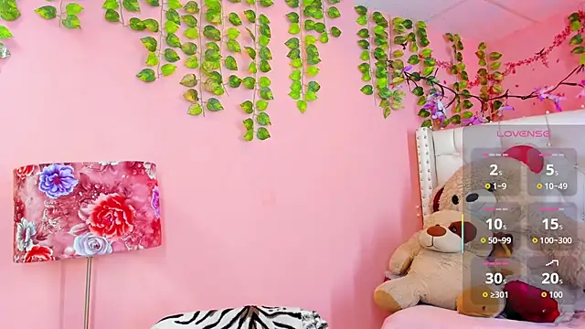 Snapshot of valentinee_xo chatting on June 26, 5:13 am valentinee xo online show from June 26, 5:13 am