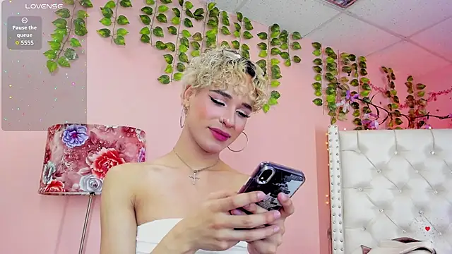Snapshot of valentinee_xo chatting on July 8, 8:04 am valentinee xo online show from July 8, 8:04 am
