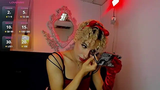 Snapshot of valentinee_xo chatting on June 10, 5:41 am valentinee xo online show from June 10, 5:41 am