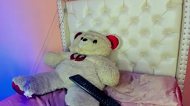Snapshot of valentinee_xo chatting on June 19, 5:02 am valentinee xo online show from June 19, 5:02 am