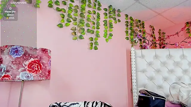 Snapshot of valentinee_xo chatting on July 9, 5:41 am valentinee xo online show from July 9, 5:41 am