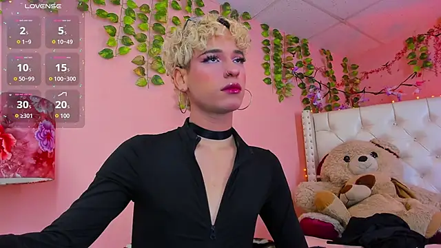 Snapshot of valentinee_xo chatting on July 1, 11:43 am valentinee xo online show from July 1, 11:43 am