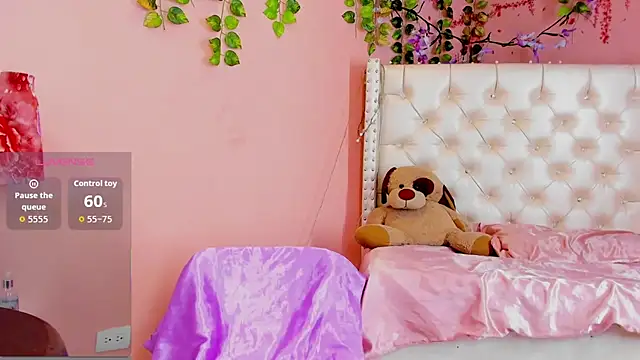 Snapshot of valentinee_xo chatting on June 11, 4:42 am valentinee xo online show from June 11, 4:42 am