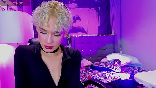 Snapshot of valentinee_xo chatting on July 16, 7:16 am valentinee xo online show from July 16, 7:16 am