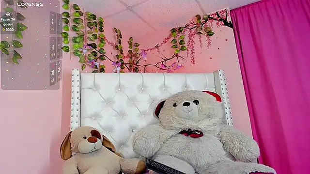 Snapshot of valentinee_xo chatting on July 18, 5:49 am valentinee xo online show from July 18, 5:49 am