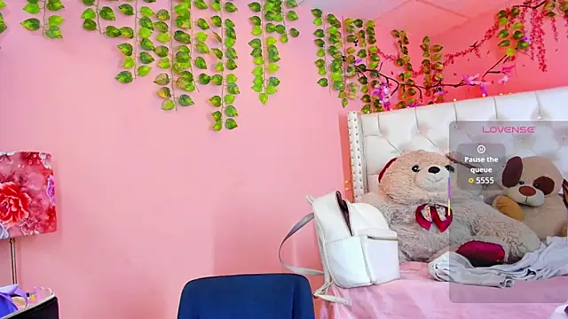 Snapshot of valentinee_xo chatting on June 23, 6:11 am valentinee xo online show from June 23, 6:11 am