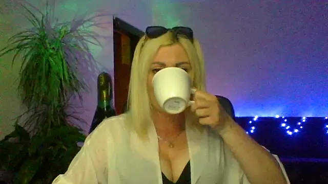 LunaaKiss online show from June 30, 9:15 pm