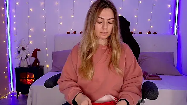 LindaWhite  online show from December 15, 5:08 pm